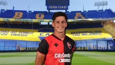 Brian Aguirre sonríe con la camiseta de Newell's.