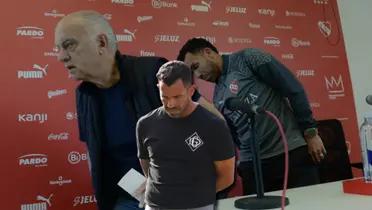 Carlos Tévez saliendo de una conferencia de prensa junto a Néstor Grindetti.