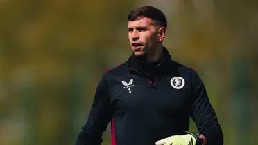 Dibu Martínez con la ropa de entrenamiento del Aston Villa.