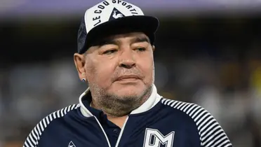 Diego Maradona usando una gorra.