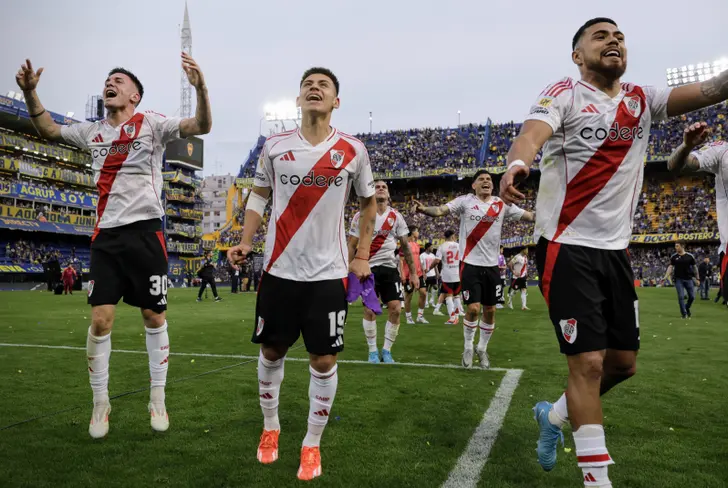 El plantel de River festejando frente a la hinchada de Boca la victoria.