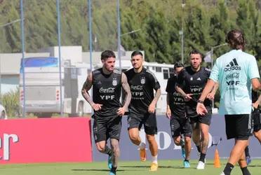 El conjunto argentino entrenó en Ezeiza y viaja rumbo a Ecuador para enfrentar al local en Guayaquil por  la última fecha de las Eliminatorias Sudamericanas. 