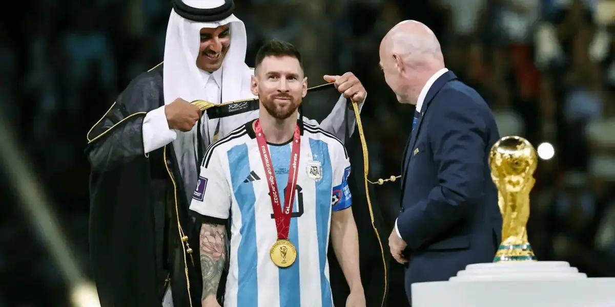 El emir de Qatar colocó una sorpresiva túnica a Messi antes de levantar la Copa del Mundo