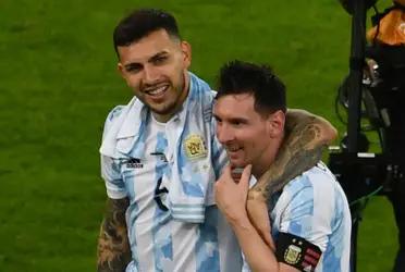 El volante de Paris Saint Germain subió una foto a su Instagram en la que sale el crack rosarino con la Copa América en el living de su casa.