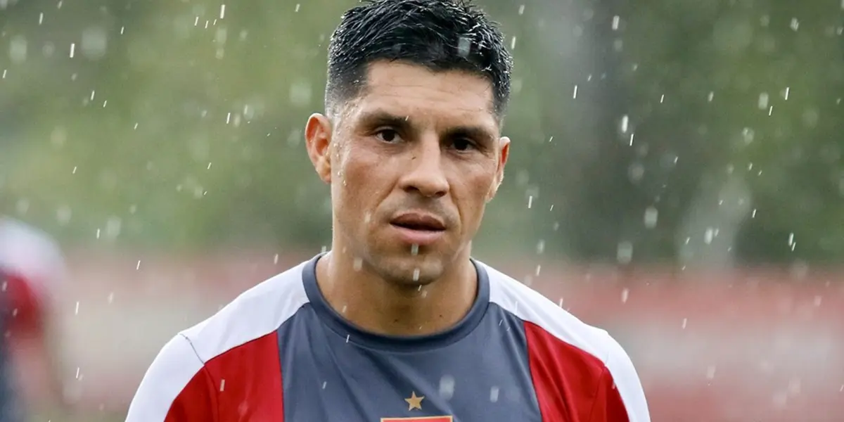 Enzo Pérez entrenando en Estudiantes bajo la lluvia.