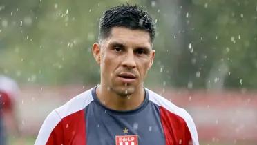 Enzo Pérez entrenando en Estudiantes bajo la lluvia.