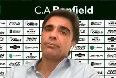 Javier Sanguinetti dejará de ser el DT de Banfield en las próximas horas luego de la caída de su equipo ante Huracán por 4 a 1. El fútbol argentino pierde dos entrenadores en la misma fecha. 