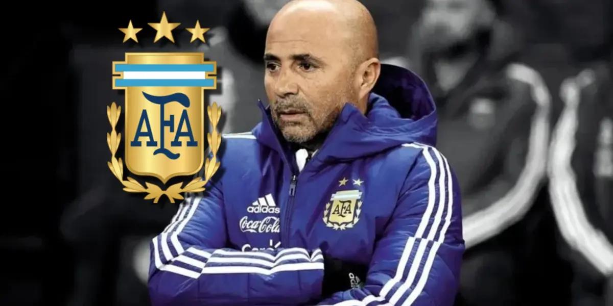 Jorge Sampaoli cruzado de brazos con el camperón de Argetina.