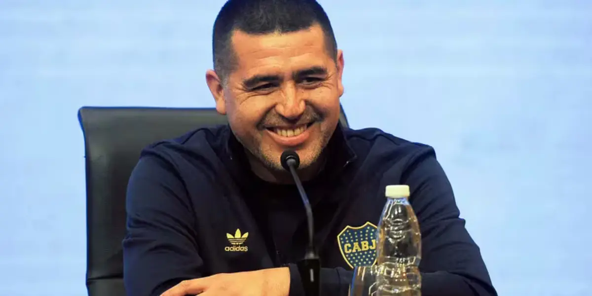 Juan Román Riquelme se ríe durante una conferencia de prensa.
