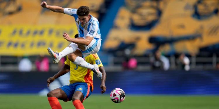 (VIDEO) Polémica en Colombia vs Argentina: ¿No cobraron penal a Julián Álvarez?