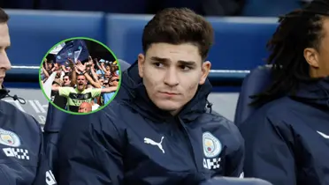 Julián Álvarez sentado en el banco de suplentes del Manchester City.