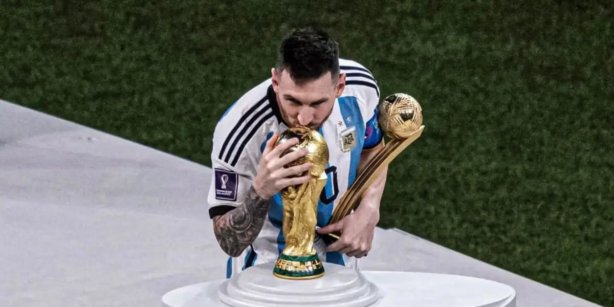 Lionel Messi besando la Copa del Mundo