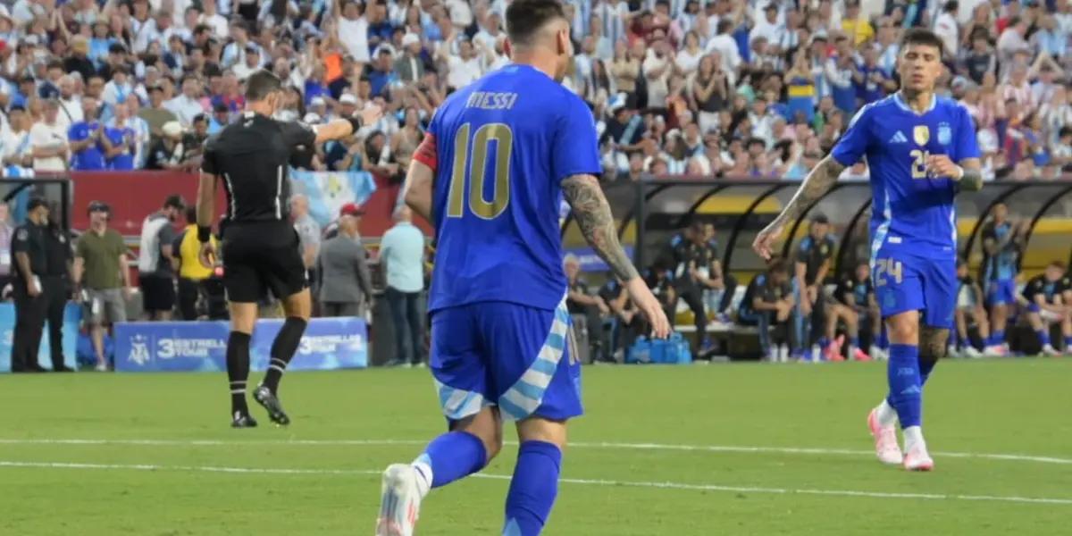 Lionel Messi con la camiseta suplente de Argentina.