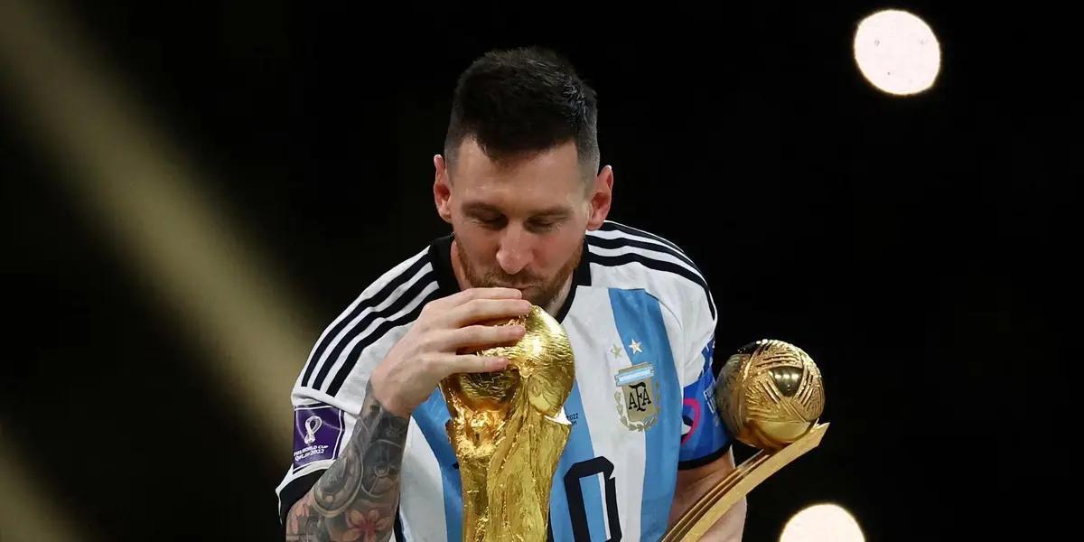 Lionel Messi con la Copa del Mundo