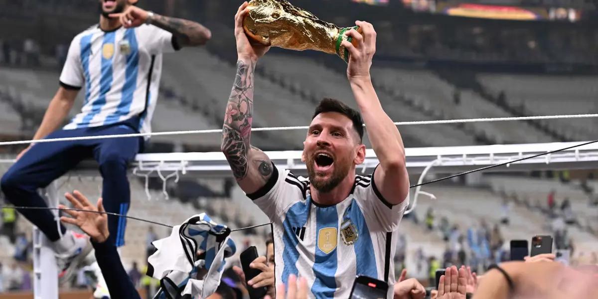 Lionel Messi levanta la Copa del Mundo.