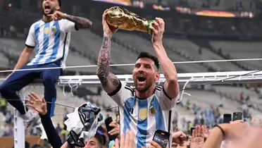 Lionel Messi levanta la Copa del Mundo.