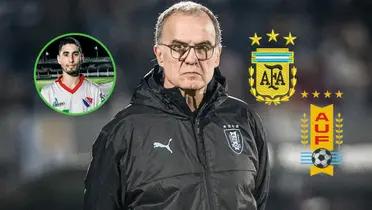 Marcelo Bielsa posando con una campera de la selección uruguaya.