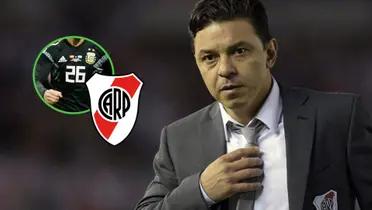 Marcelo Gallardo se toma la corbata mientras dirigía a River.