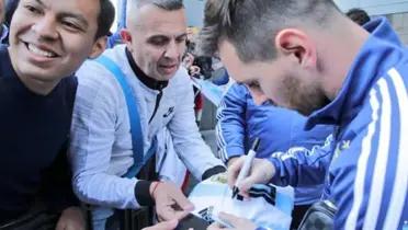 Messi firmando casacas