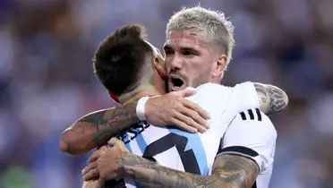 Messi y De Paul abrazados en la Selección Argentina.