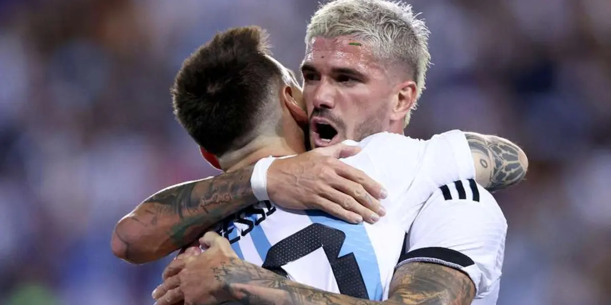 Messi y De Paul abrazados en la Selección Argentina.