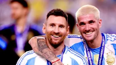 Messi y De Paul festejando juntos