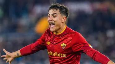 Paulo Dybala con los colores de la Roma