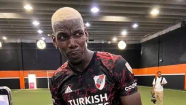 Pogba posa con una camiseta de River (@Paulpogba).