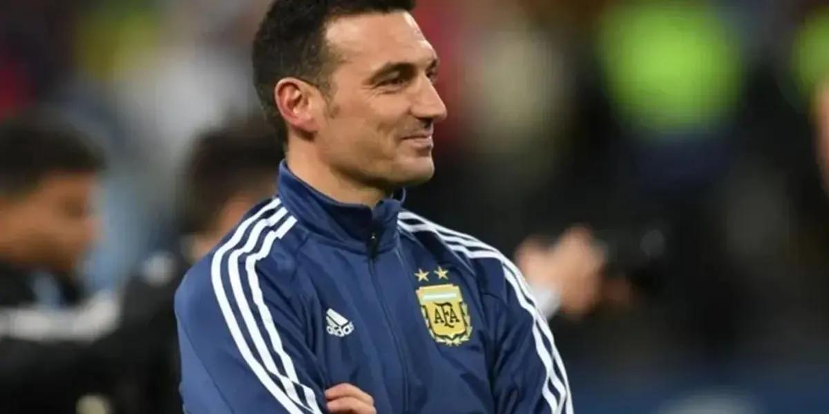 Scaloni sonriendo.