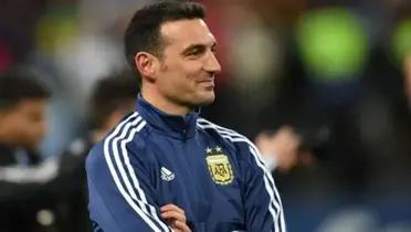 Scaloni sonriendo.