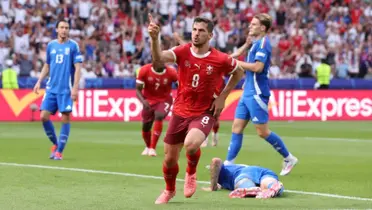 Acción de juego entre Suiza e Italia.