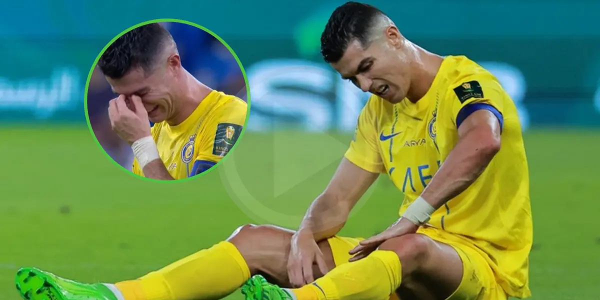 Cristiano Ronaldo sentado en el suelo con la camiseta de Al Nassr.