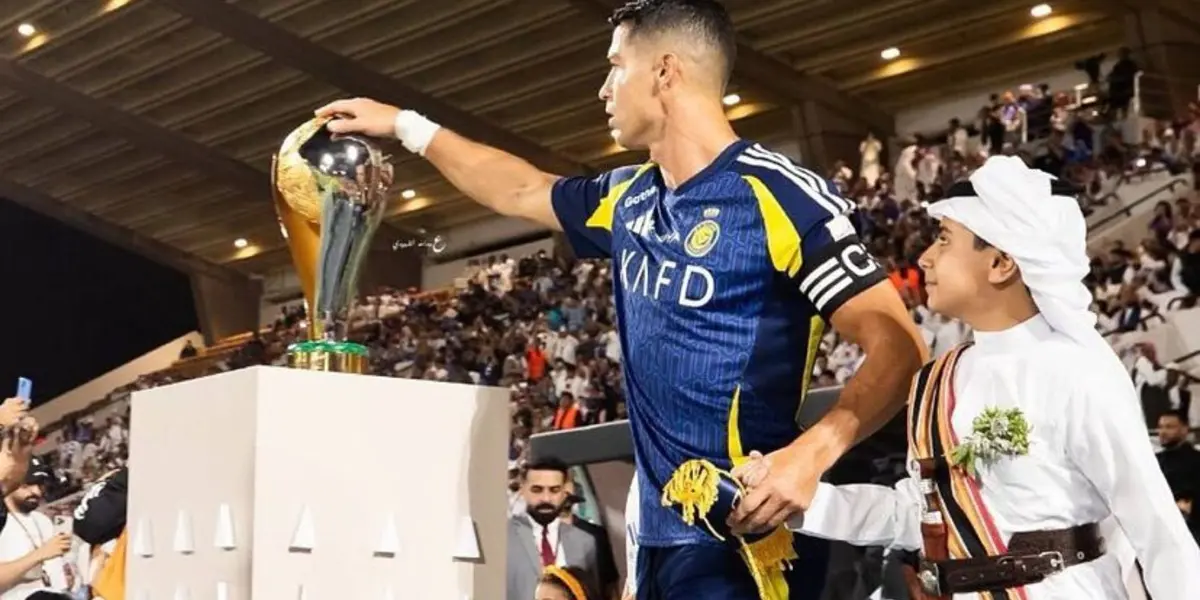 Cristiano Ronaldo tocó la copa antes del partido.