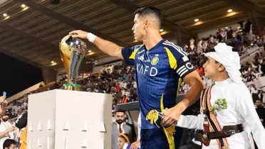 Cristiano Ronaldo tocó la copa antes del partido.