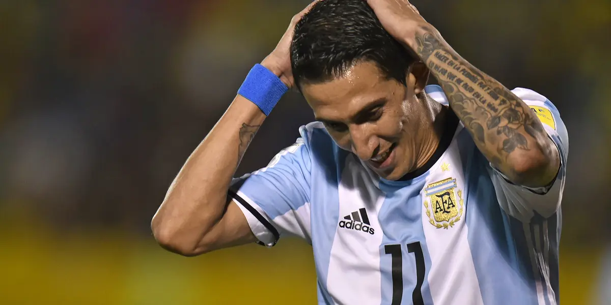 Di María se lamenta durante un partido de la Selección Argentina.