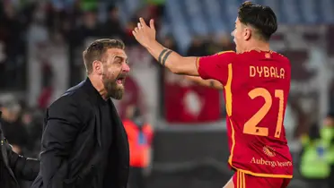 Dybala festejando con De Rossi. (Foto: EFE)