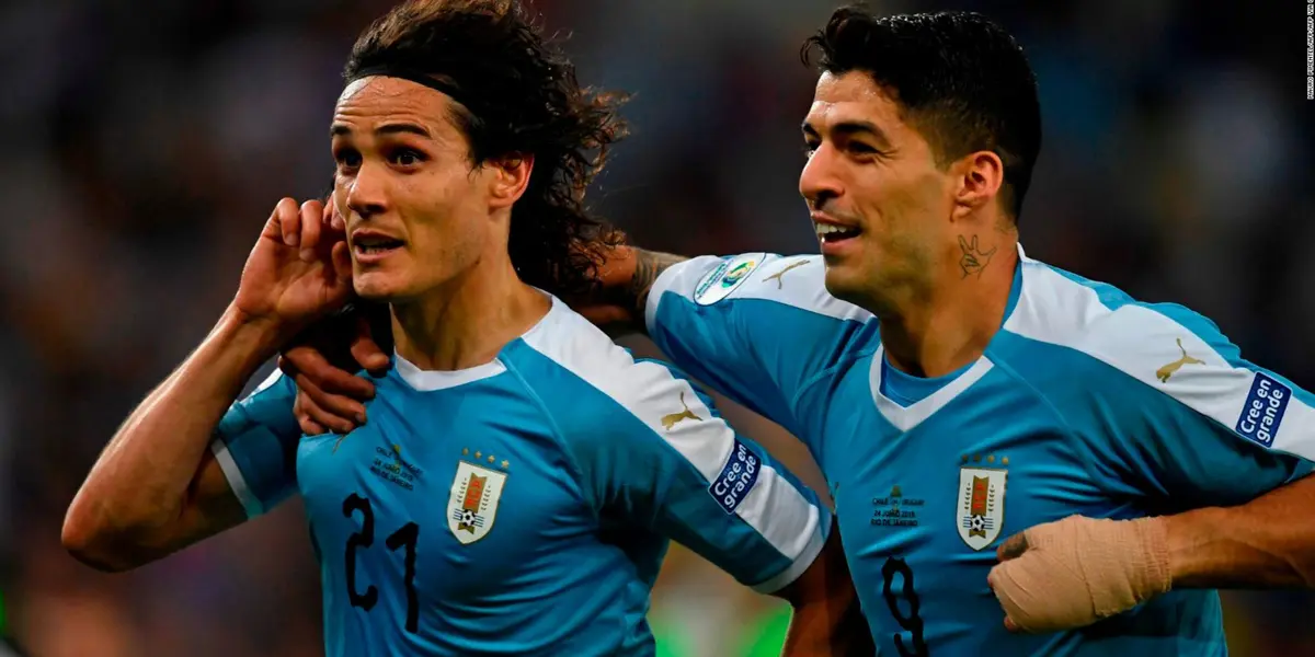 Edinson Cavani y Luis Suárez con la camiseta de la selección uruguaya.