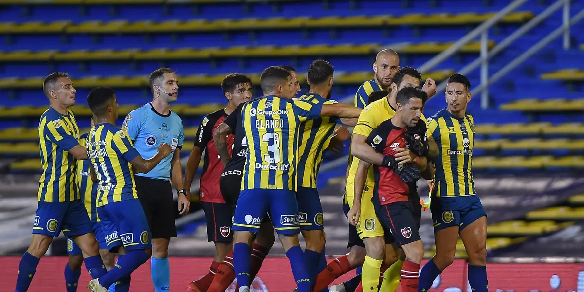 El futbolista de Newells pisó el dron que volaba sobre los jugadores con una bandera de Rosario Central. 