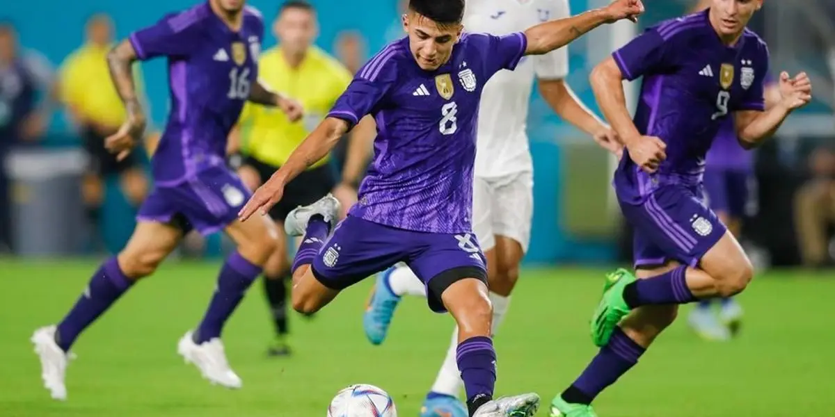 El joven jugador argentino entró por la ventana a la lista del Scaloni y logró debutar con Polonia, dejando un comentario particular.