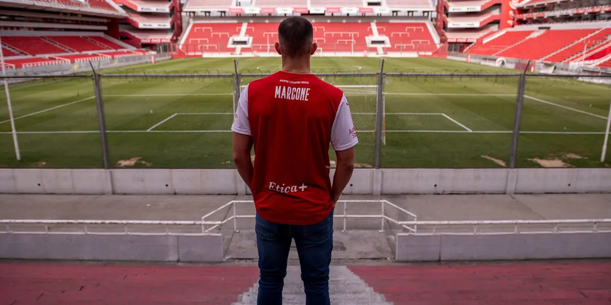 El volante llegó al Rojo y desde el Elche no se olvidan de su pasado. 