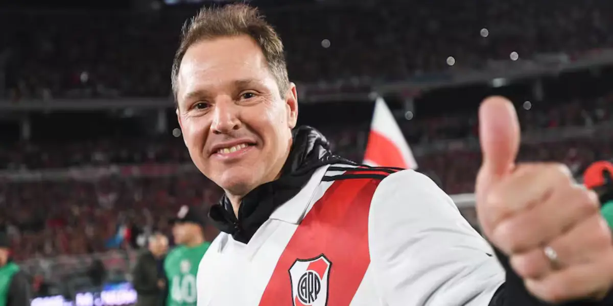 Jorge Brito saluda con la camiseta de River puesta.