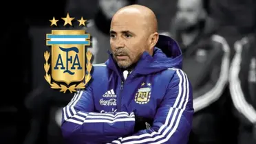 Jorge Sampaoli cruzado de brazos con el camperón de Argetina.