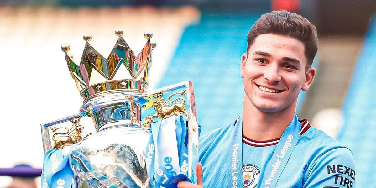 Julián Álvarez disfrutando del trofeo de Premier League.