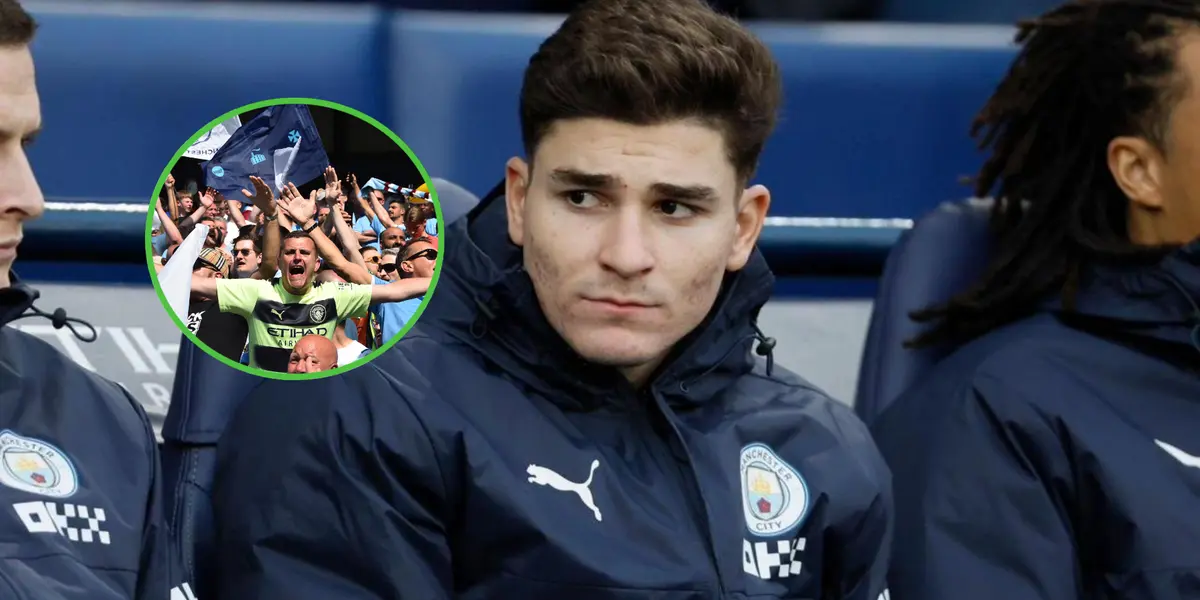 Julián Álvarez sentado en el banco de suplentes del Manchester City.