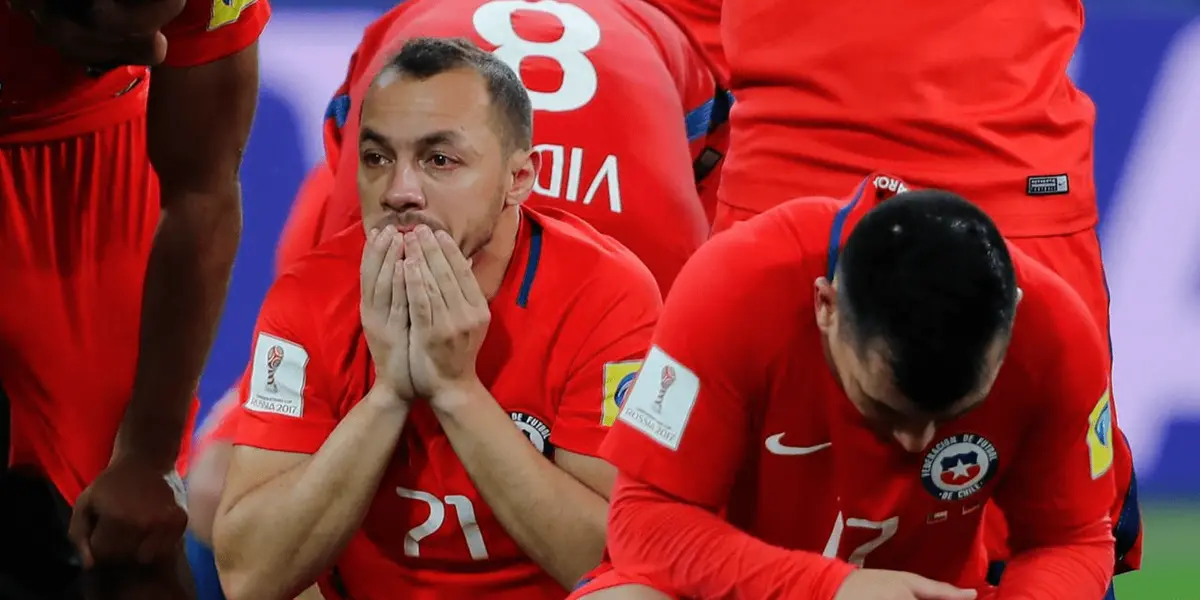 La selección chilena presentó su camiseta alterna para los amistosos, aunque no pierden la esperanza de llegar a Qatar