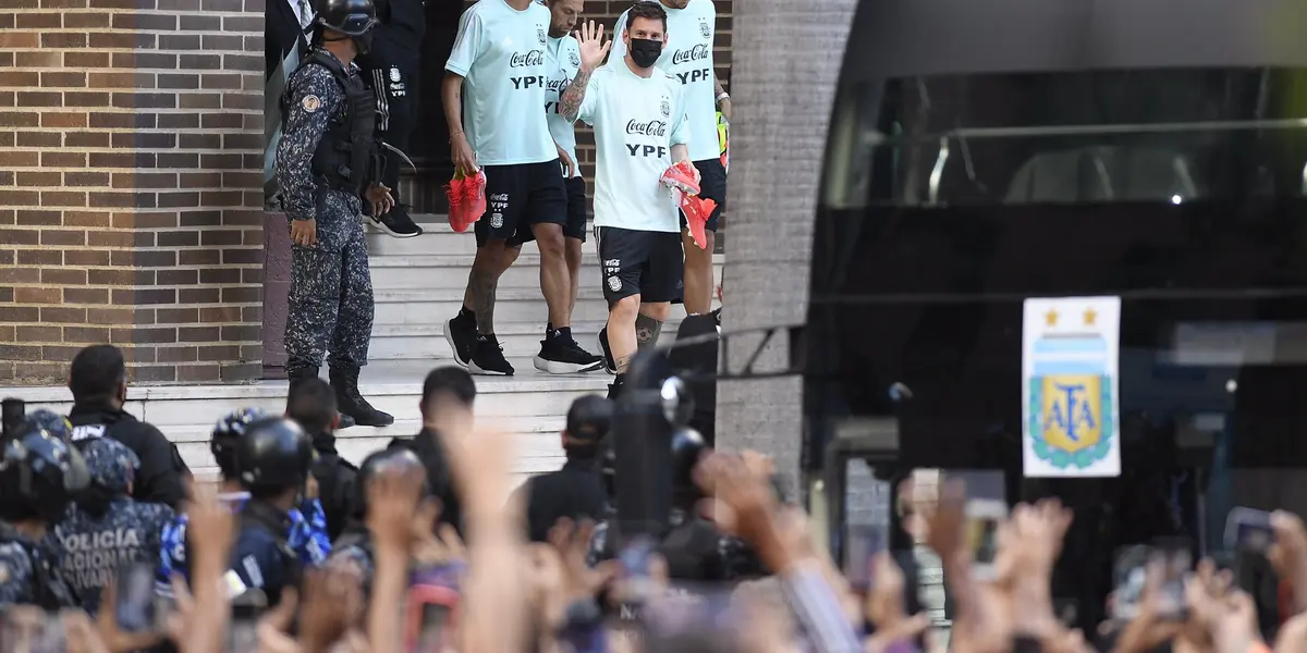 Lionel Messi llegó a Venezuela para disputar la fecha nueve de las eliminatorias rumbo al Mundial de Qatar 2022 y fue recibido por una gran multitud de venezolanos que esperaban ver al astro argentino luego de su debut con el Paris Saint-Germain ¿Junto a quiénes llegó el astro argentino a Caracas? Enterate de toda la información acá.