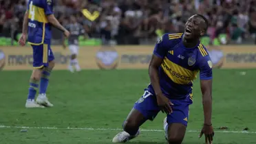 Luis Advíncula arrodillado en Boca.