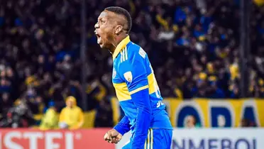 Luis Advíncula celebrando su gol en Boca