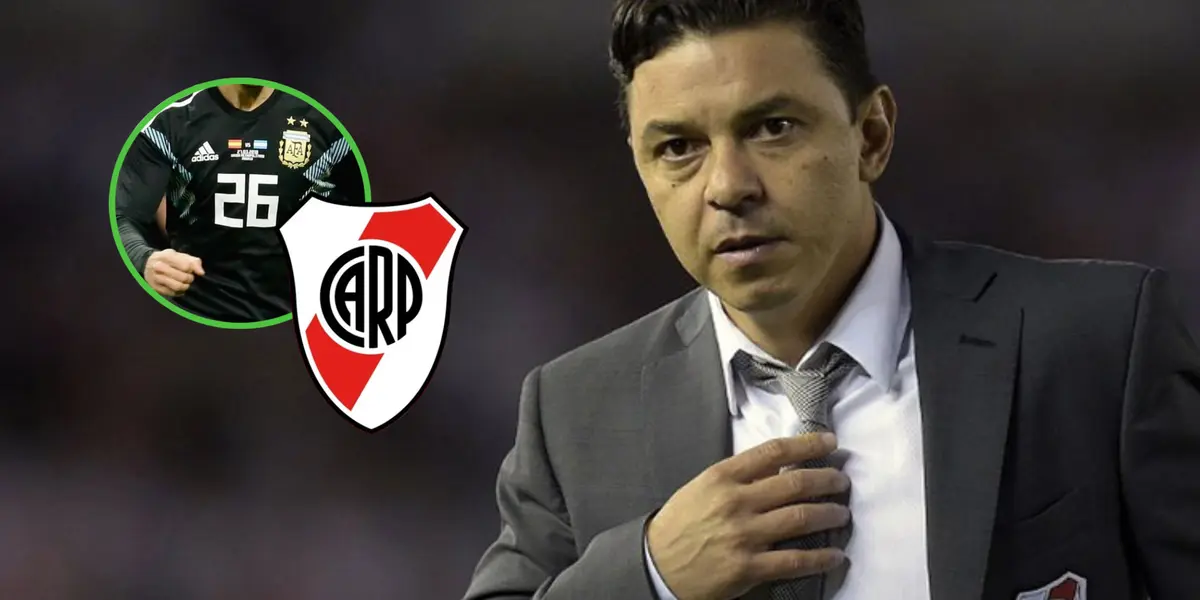 Marcelo Gallardo se toma la corbata mientras dirigía a River.