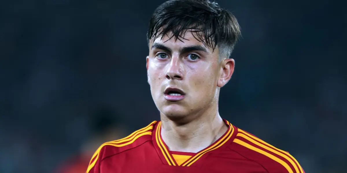 Paulo Dybala con la camiseta de la Roma.